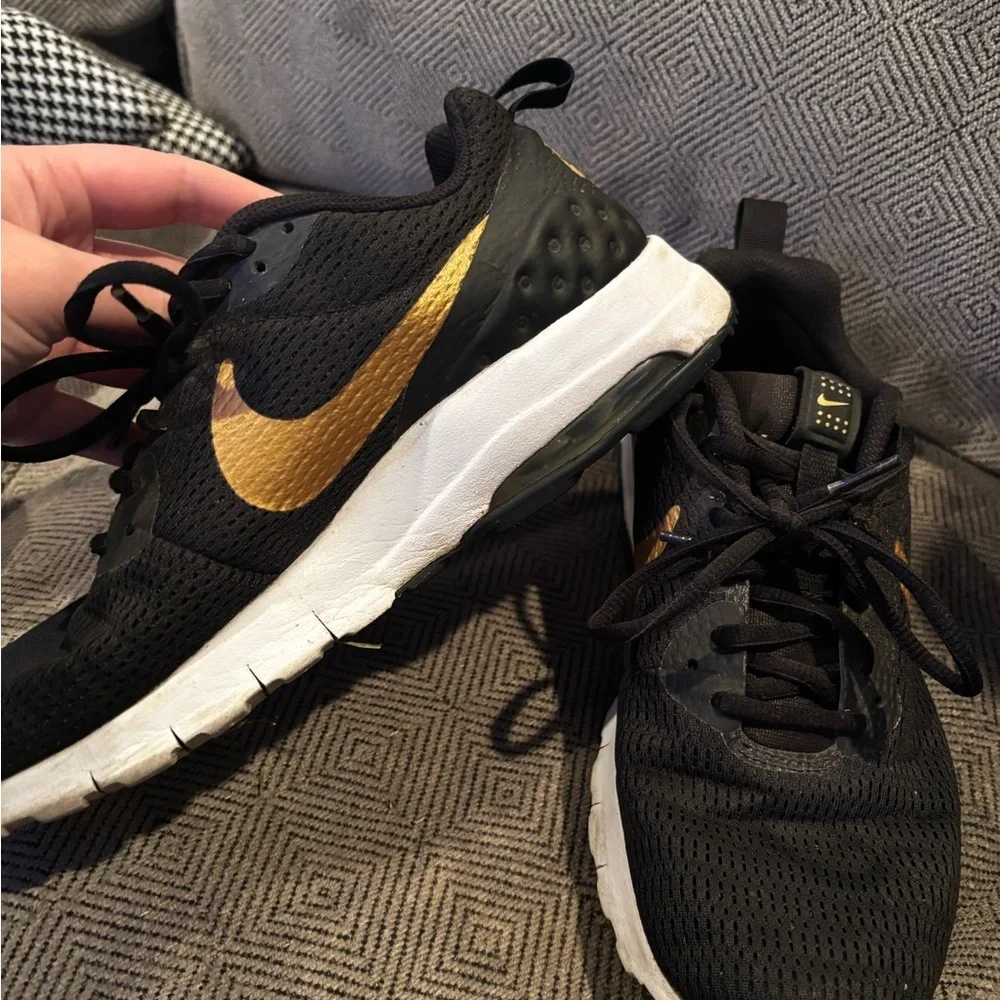 Nike Black and gold Women's Sneakers shoes 8.5 running A00501